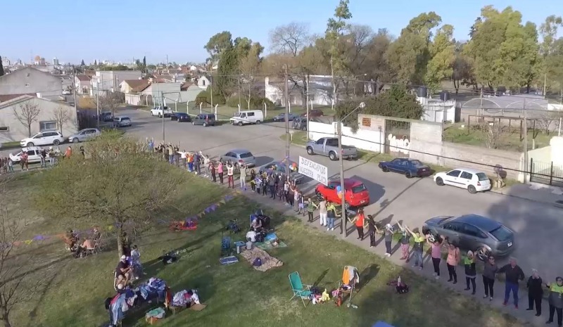 Hubo un abrazo simblico a la plaza del barrio Los Robles